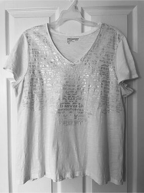🤍 Zenergy by Chico’s White V-Neck Tee Metallic Foil Detail